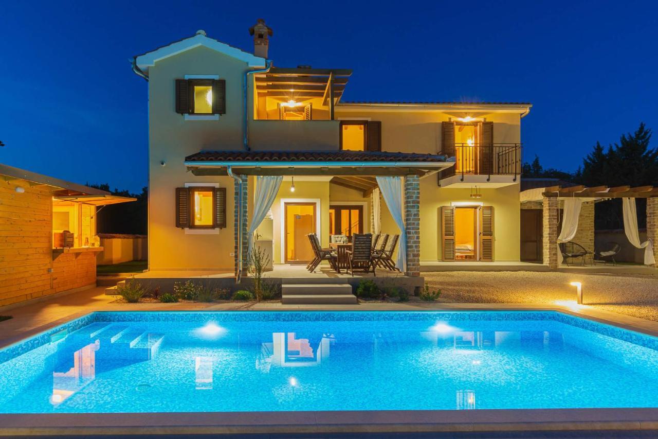 Villa David - Luxurious Secluded Villa With A Heated Pool Butkovici  Екстер'єр фото