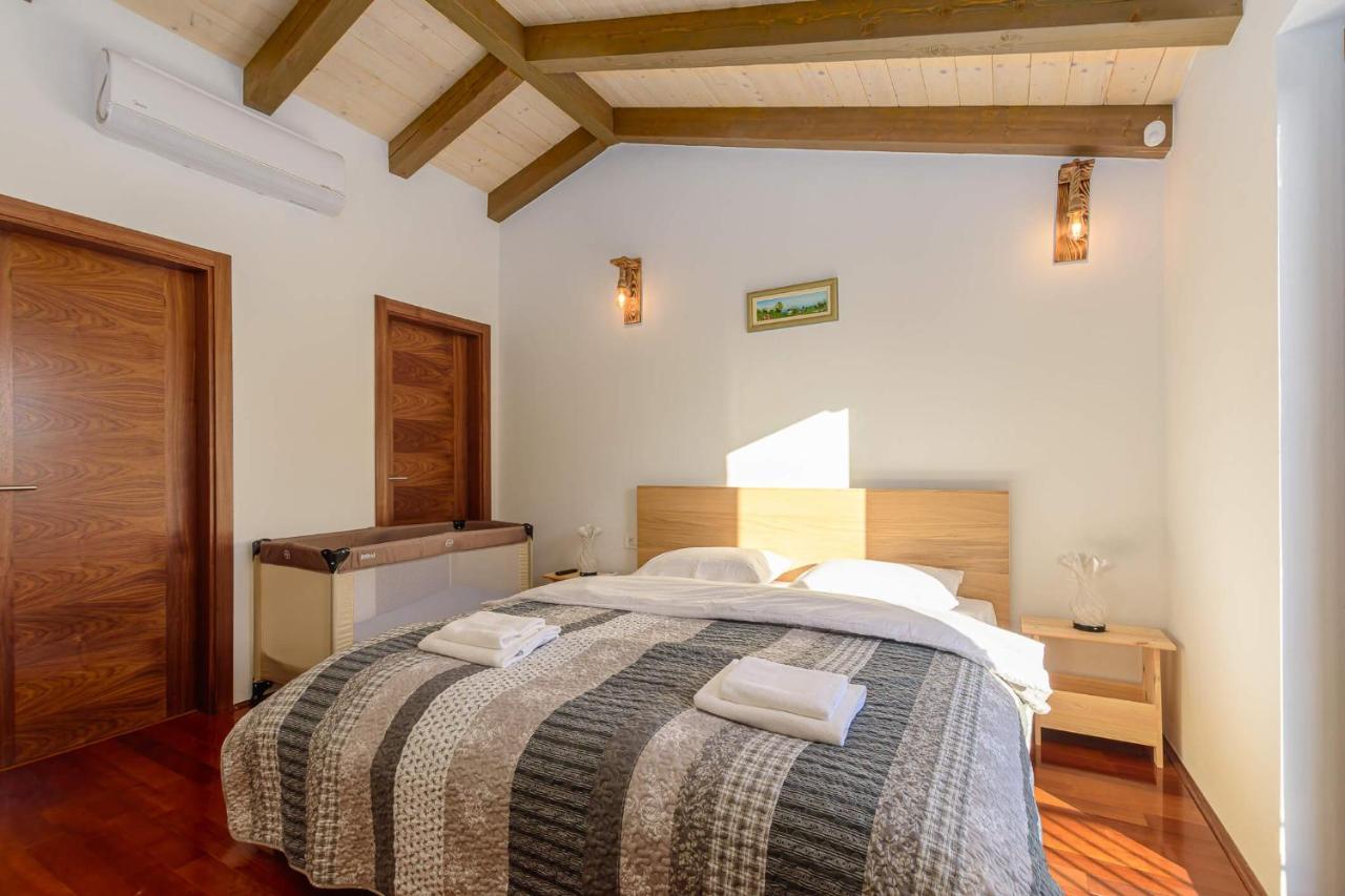 Villa David - Luxurious Secluded Villa With A Heated Pool Butkovici  Екстер'єр фото