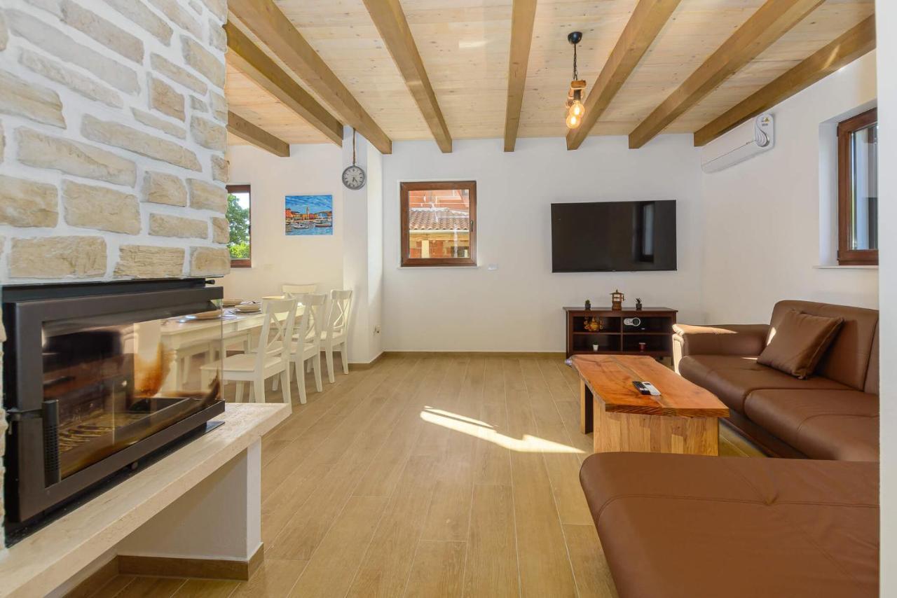 Villa David - Luxurious Secluded Villa With A Heated Pool Butkovici  Екстер'єр фото