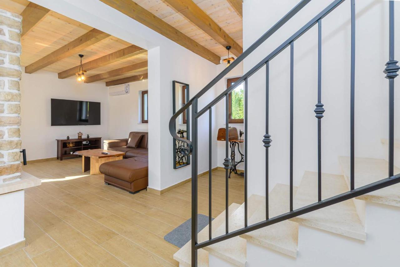 Villa David - Luxurious Secluded Villa With A Heated Pool Butkovici  Екстер'єр фото