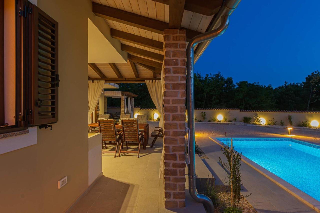 Villa David - Luxurious Secluded Villa With A Heated Pool Butkovici  Екстер'єр фото