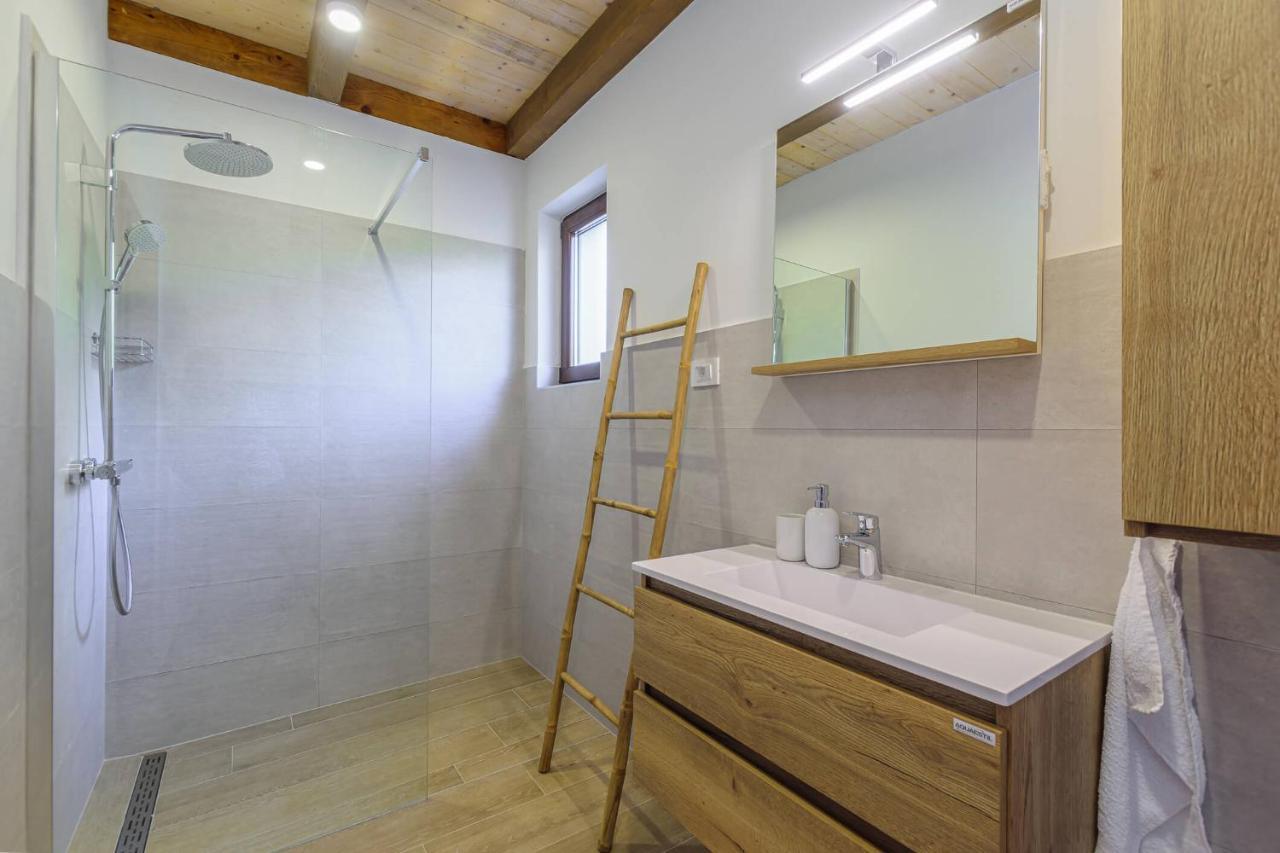 Villa David - Luxurious Secluded Villa With A Heated Pool Butkovici  Екстер'єр фото
