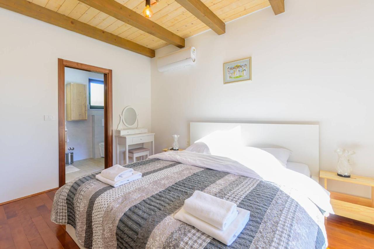 Villa David - Luxurious Secluded Villa With A Heated Pool Butkovici  Екстер'єр фото