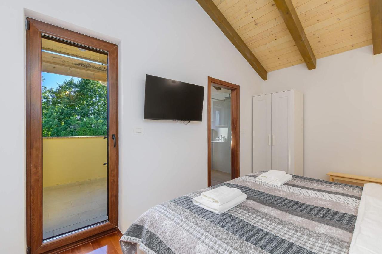 Villa David - Luxurious Secluded Villa With A Heated Pool Butkovici  Екстер'єр фото