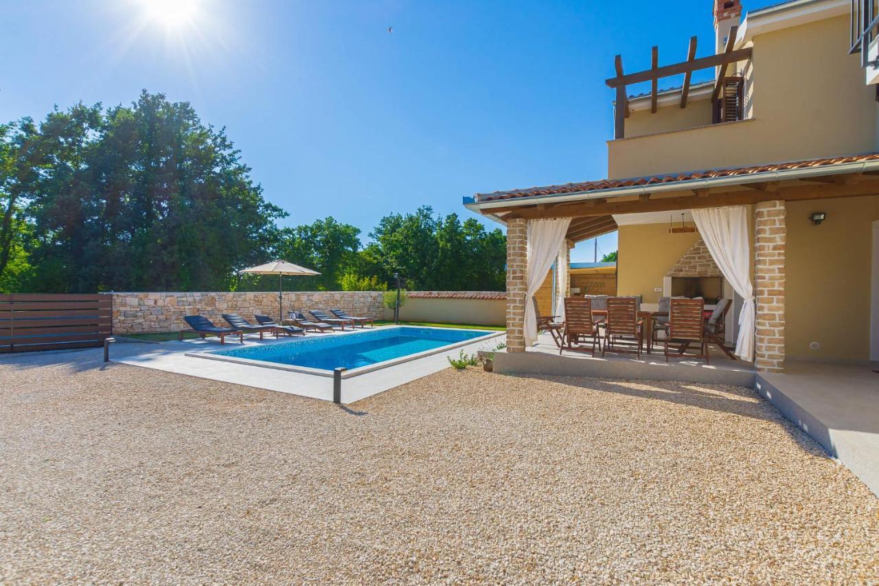 Villa David - Luxurious Secluded Villa With A Heated Pool Butkovici  Екстер'єр фото