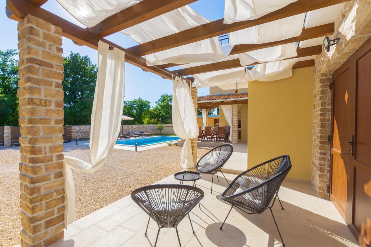 Villa David - Luxurious Secluded Villa With A Heated Pool Butkovici  Екстер'єр фото