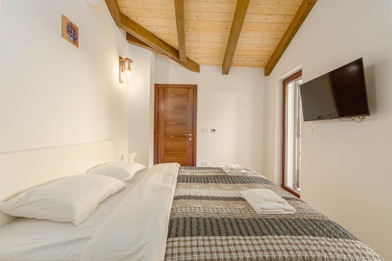 Villa David - Luxurious Secluded Villa With A Heated Pool Butkovici  Екстер'єр фото